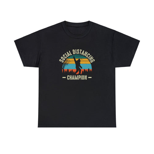 Bigfoot social distancing - Heavy Cotton Tee shirt